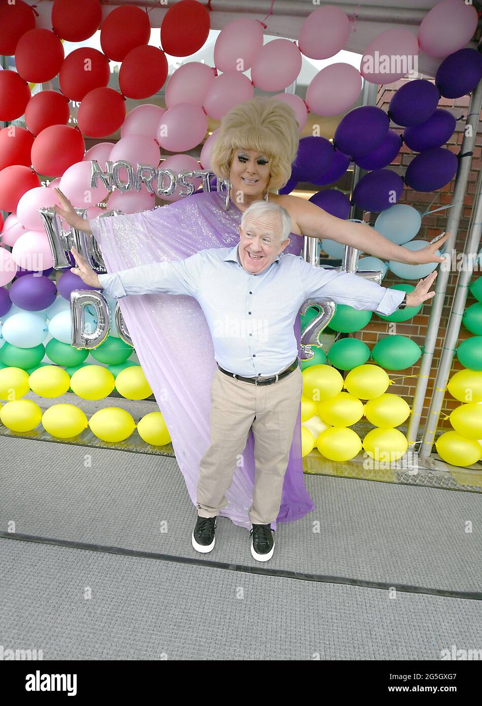Leslie jordan and lady bunny hi-res stock photography and images - Alamy