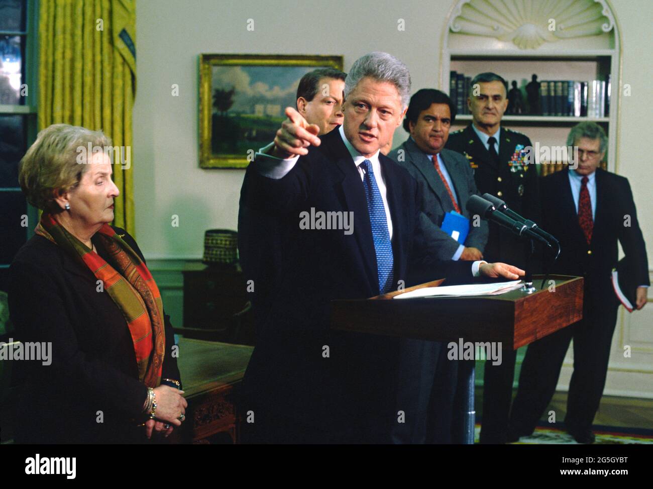 Washington, DC, USA. 23rd February 1998. U.S President Bill Clinton delivers a statement on Iraq from the Oval Office of the White House February 23, 1998 in Washington, D.C. Standing with Clinton from left to right are: Secretary of State Madeline Albright, Vice President Al Gore, Ambassador Bill Richardson, Joint Chiefs Chairman Hugh Shelton and National Security Advisor Sandy Berger. Stock Photo