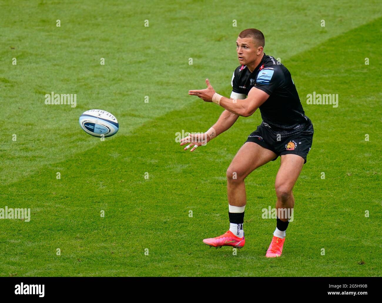 Exeter Chiefs centre Henry Slade passes the ball during the Gallagher Premiership Rugby Final, Exeter Chiefs -V- Harlequins, on Saturday, June 26, 202 Stock Photo