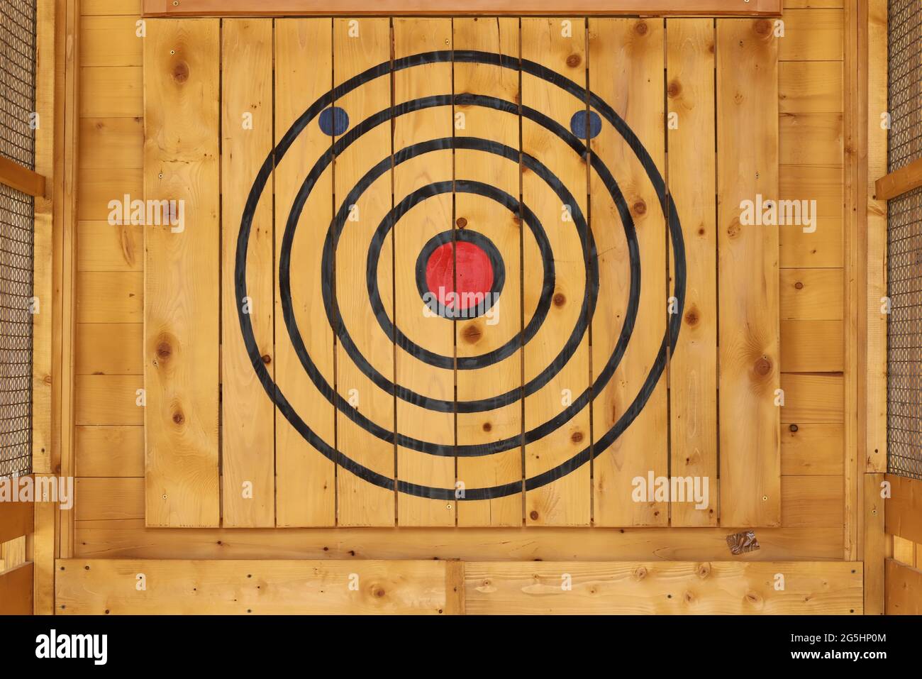 Target on wooden board Stock Photo Alamy