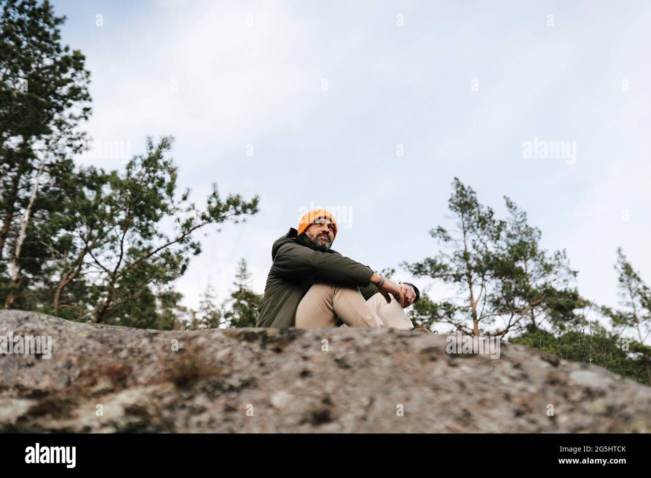 Person sitting on mountain hi-res stock photography and images - Alamy