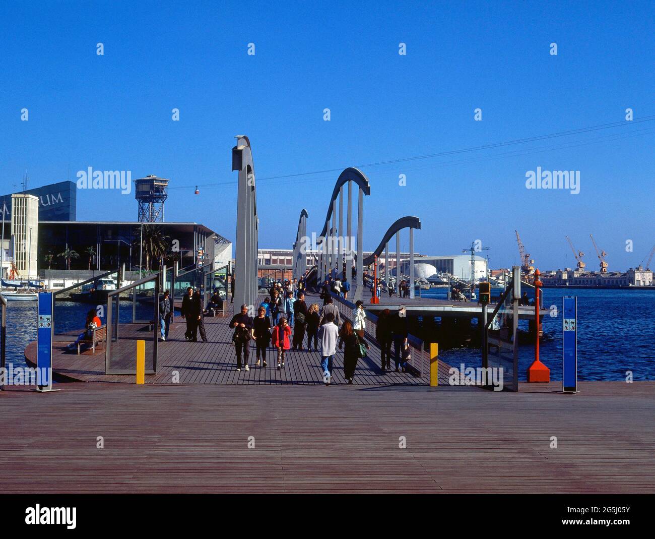 ZONA COMERCIAL EN EL NUEVO PUERTO DEPORTIVO - FOTO AÑOS 90. Location: PUERTO.  Barcelona. SPAIN Stock Photo - Alamy