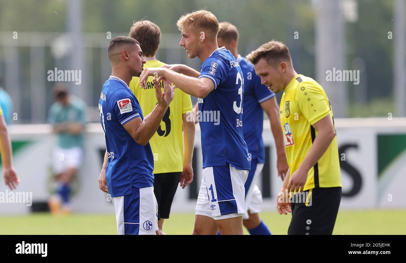 Gelsenkirchen, Deutschland. 27th June, 2021. firo Fuvuball, football, 27.06.2021 2nd Bundesliga, 2nd BL season 2021/2022 Test match, test, friendly match, preparation S04, FC Schalke 04 - Hamborn 07 Levent Mercan jubilation with Timo Becker Credit: dpa/Alamy Live News Stock Photo