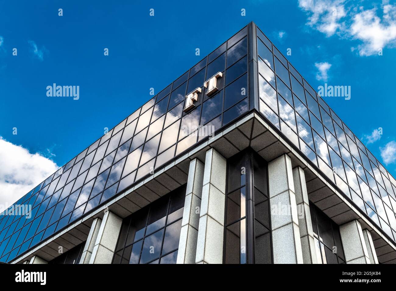 Former Financial Times FT headquarters, One Southwark Bridge building, Bankside, London, UK Stock Photo