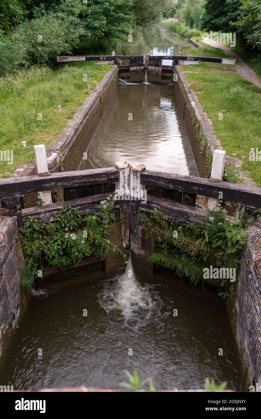 Full length of lock canal gates closed to fill up for barge to come through devizes Stock Photo