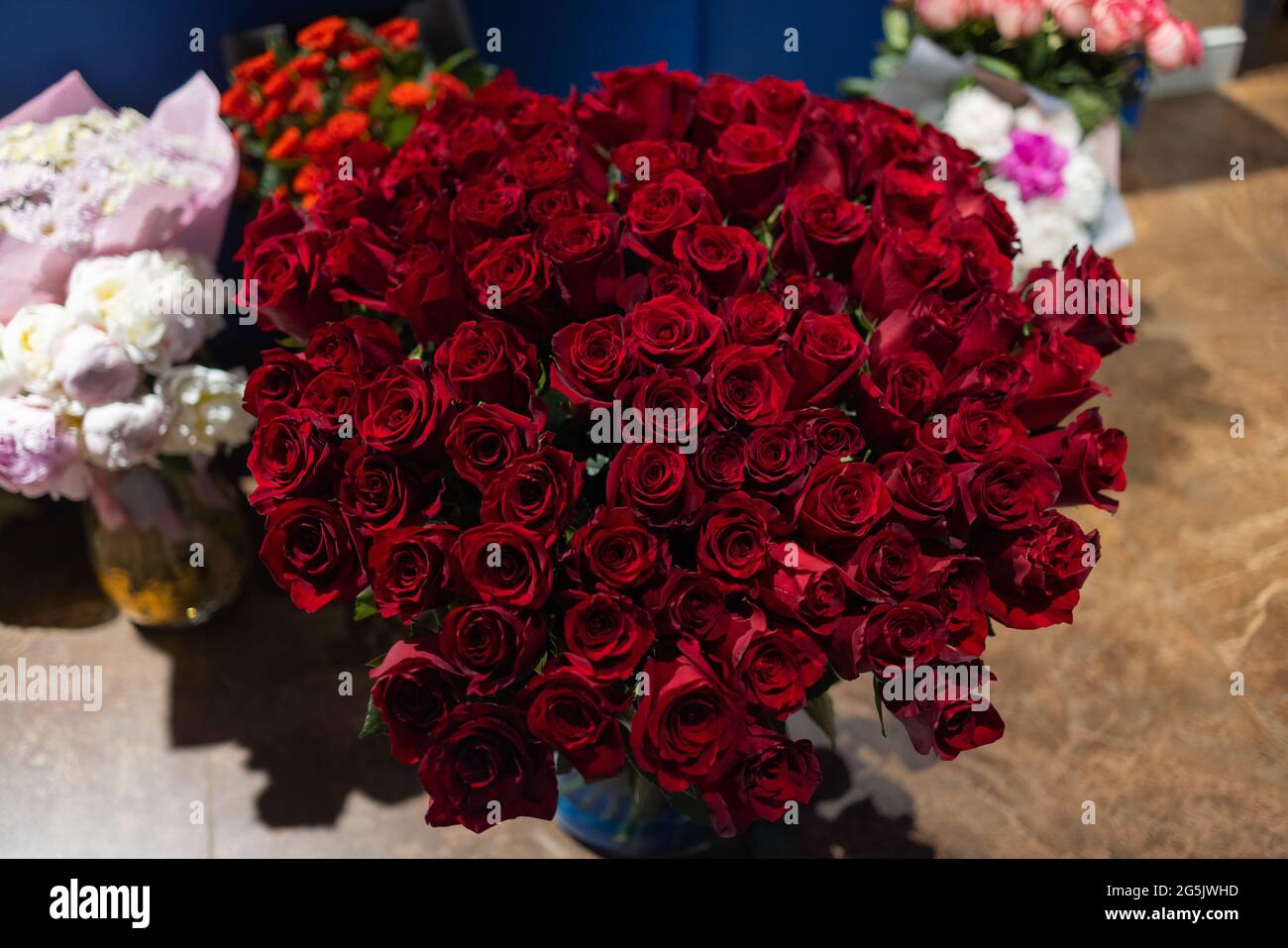 Woman holds luxury bouquet of red roses Stock Photo - Alamy
