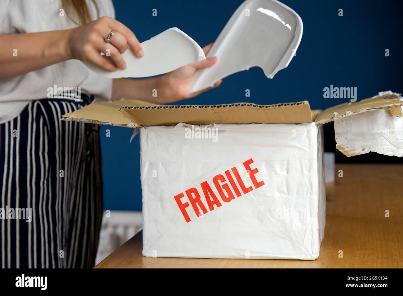 Испорченный пакет. Damaged box. Package was broken. Поврежденная упаковка. Упаковка испорчена картинки.