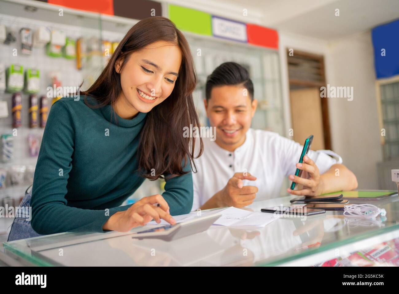 Electronics shop assistant hi-res stock photography and images - Alamy