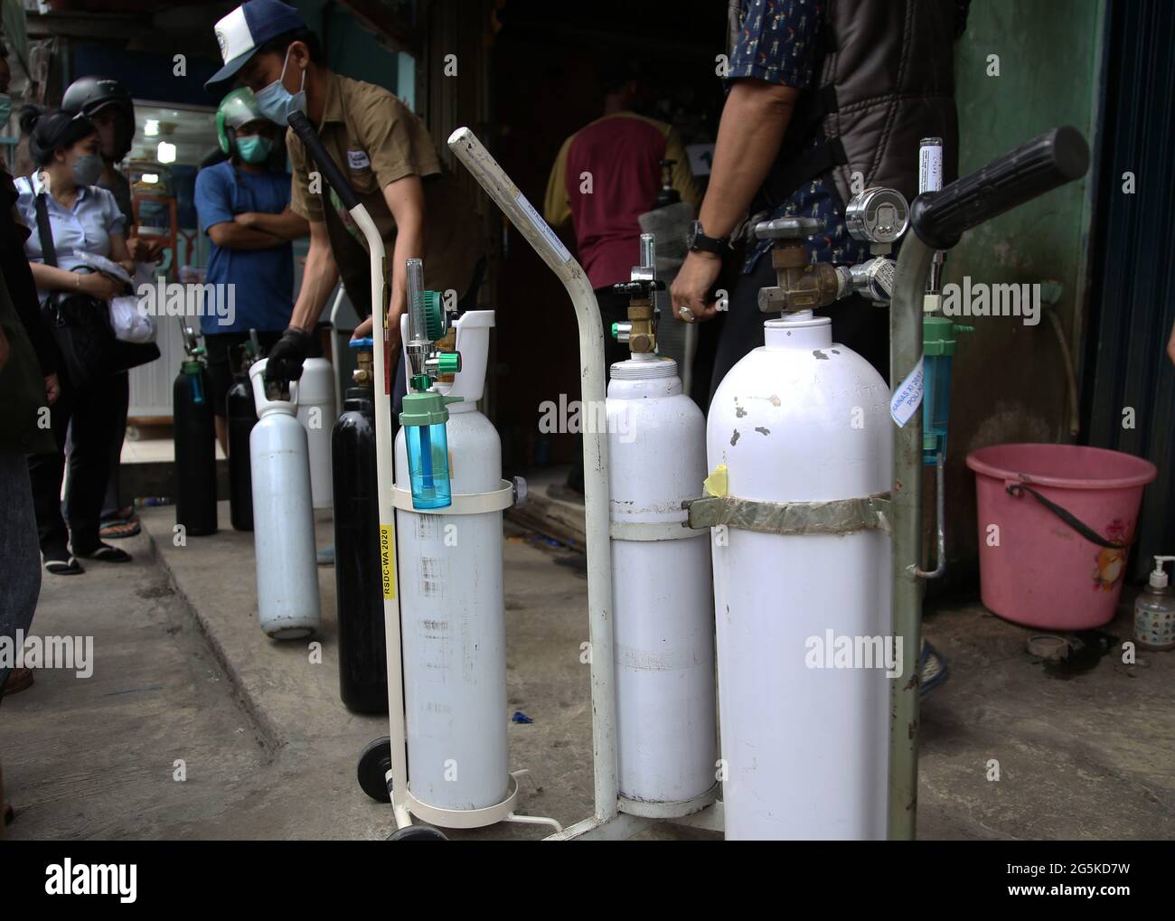 Jakarta, Jakarta, Indonesia. 28th June, 2021. Residents queue for filling oxygen gas cylinders in Manggarai, Jakarta, on June 28, 2021. The demand for new oxygen cylinders and filling oxygen cylinders has increased drastically following the surge in Covid-19 cases in DKI Jakarta and currently oxygen cylinders are becoming scarce in the market so that refilling oxygen is also an option even though residents have to queue. Credit: Dasril Roszandi/ZUMA Wire/Alamy Live News Stock Photo