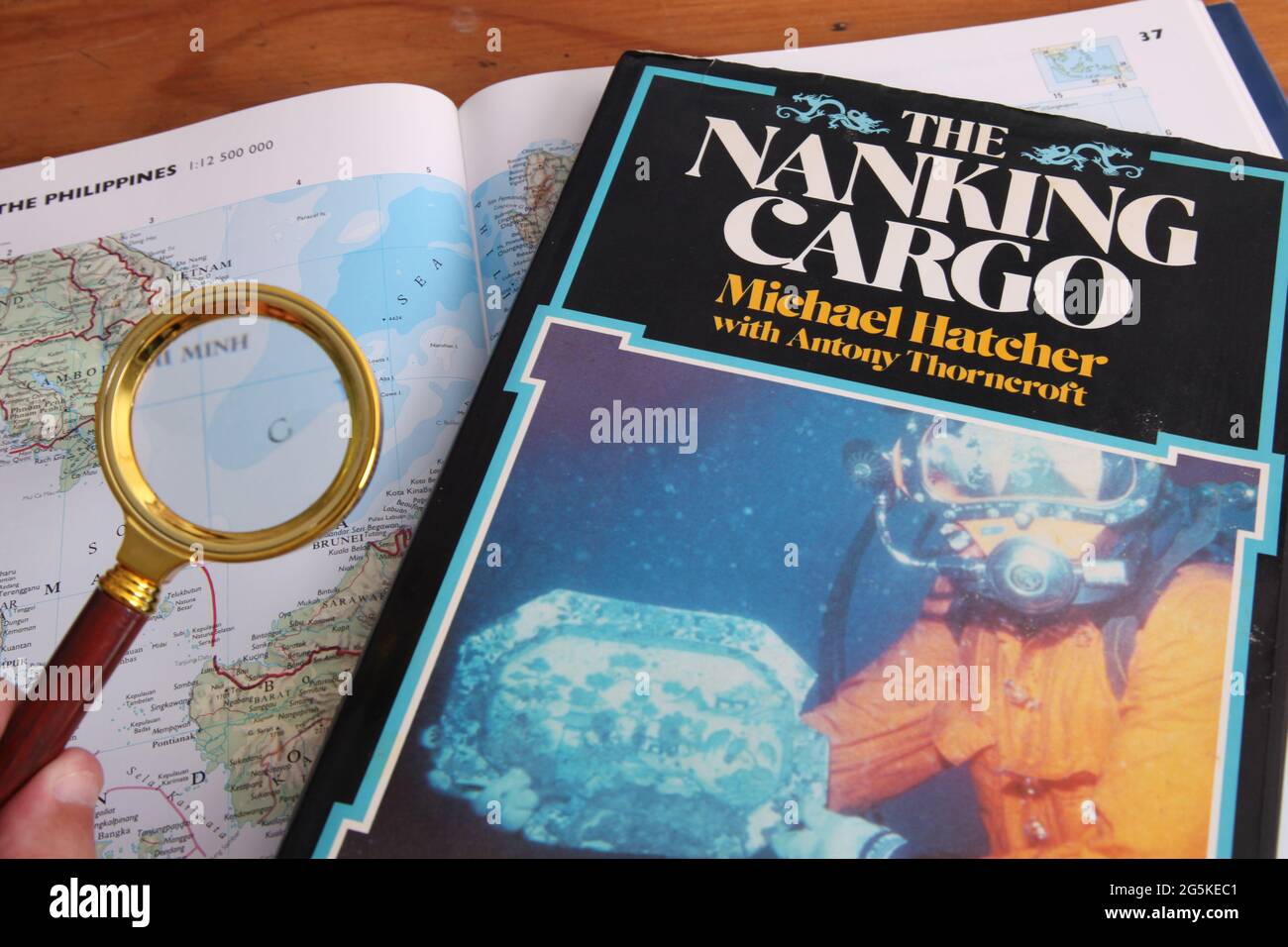 The Nanking Cargo (Geldermalsen shipwreck) hardback book 1987 on map of South China Sea by Michael Hatcher, Max De Rham and Antony Thorncroft Stock Photo