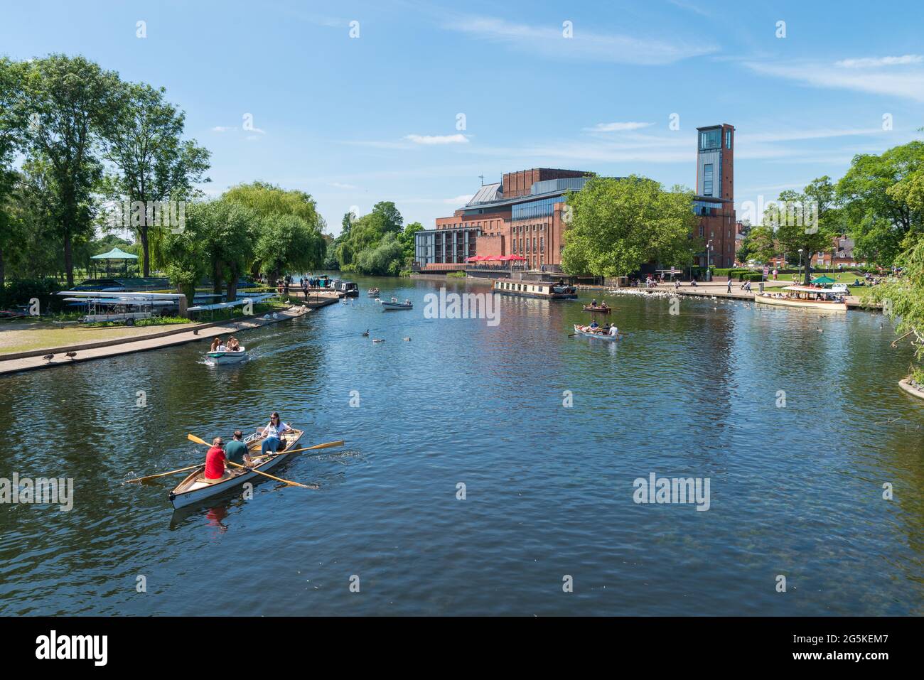 The Royal Shakespeare Theatre beside the River Avon in Stratford-upon-Avon, Warwickshire Stock Photo