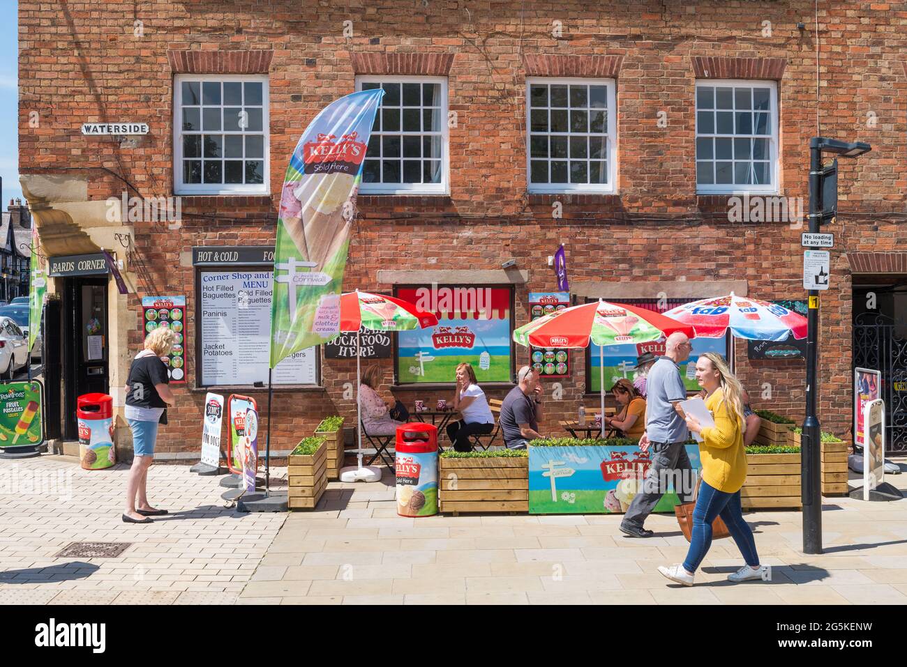 Tables and chairs for customers of the Corner Shop on Waterside in Stratford-upon-Avon, Warwickshire Stock Photo