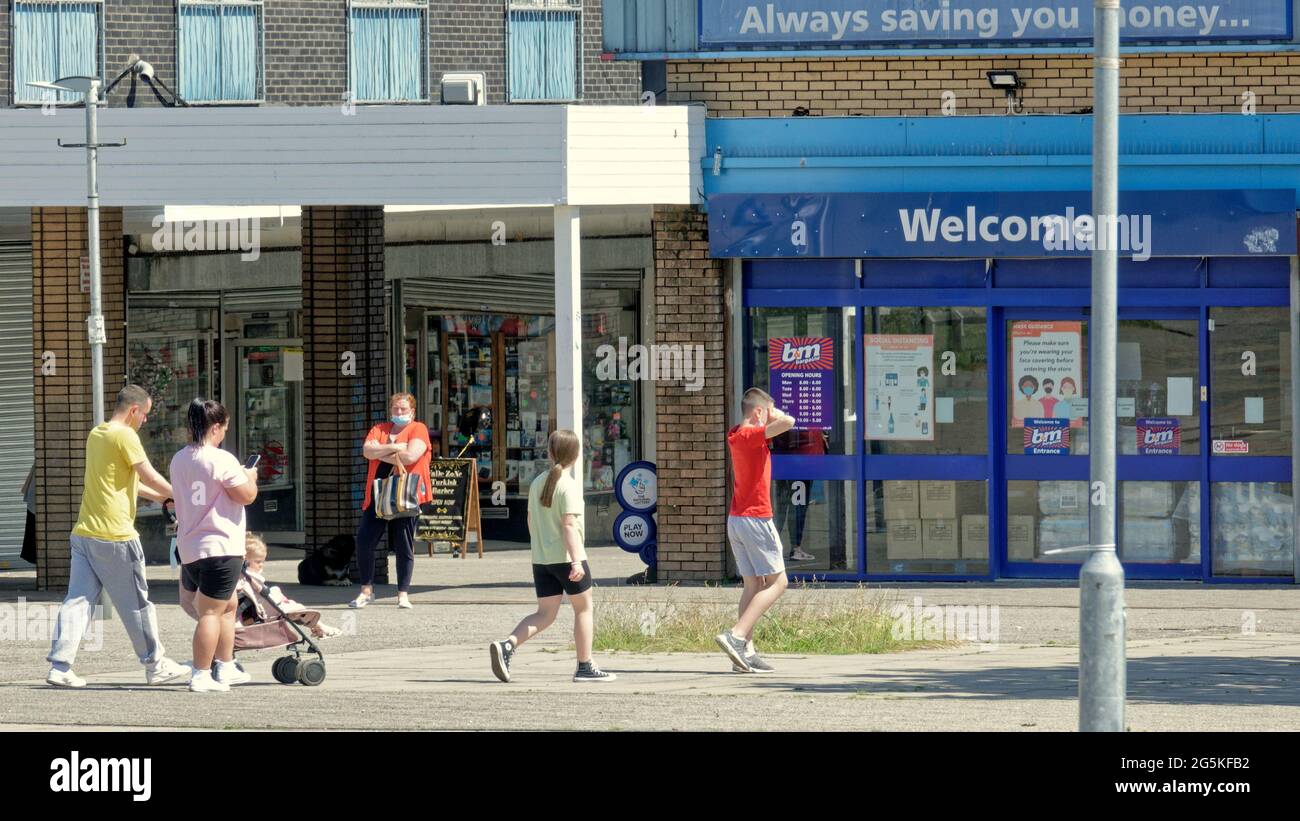 Glasgow, Scotland, UK, 28th  June, 2021. UK  Weather:  Summer scorcher in the city as locals make the most of the weather indrumchapel.. . Credit: Gerard Ferry/Alamy Live News Stock Photo