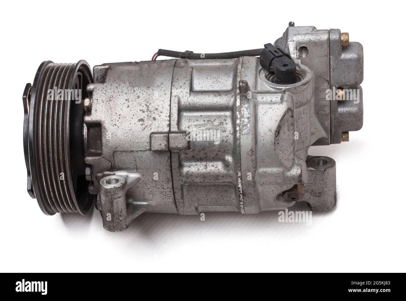 Metal automobile air conditioning compressor for cooling the interior