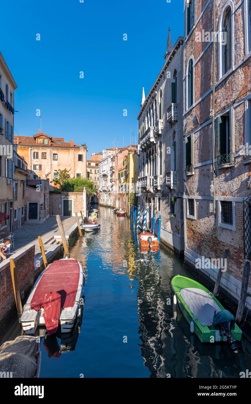 House building venice gondola hi-res stock photography and images - Alamy