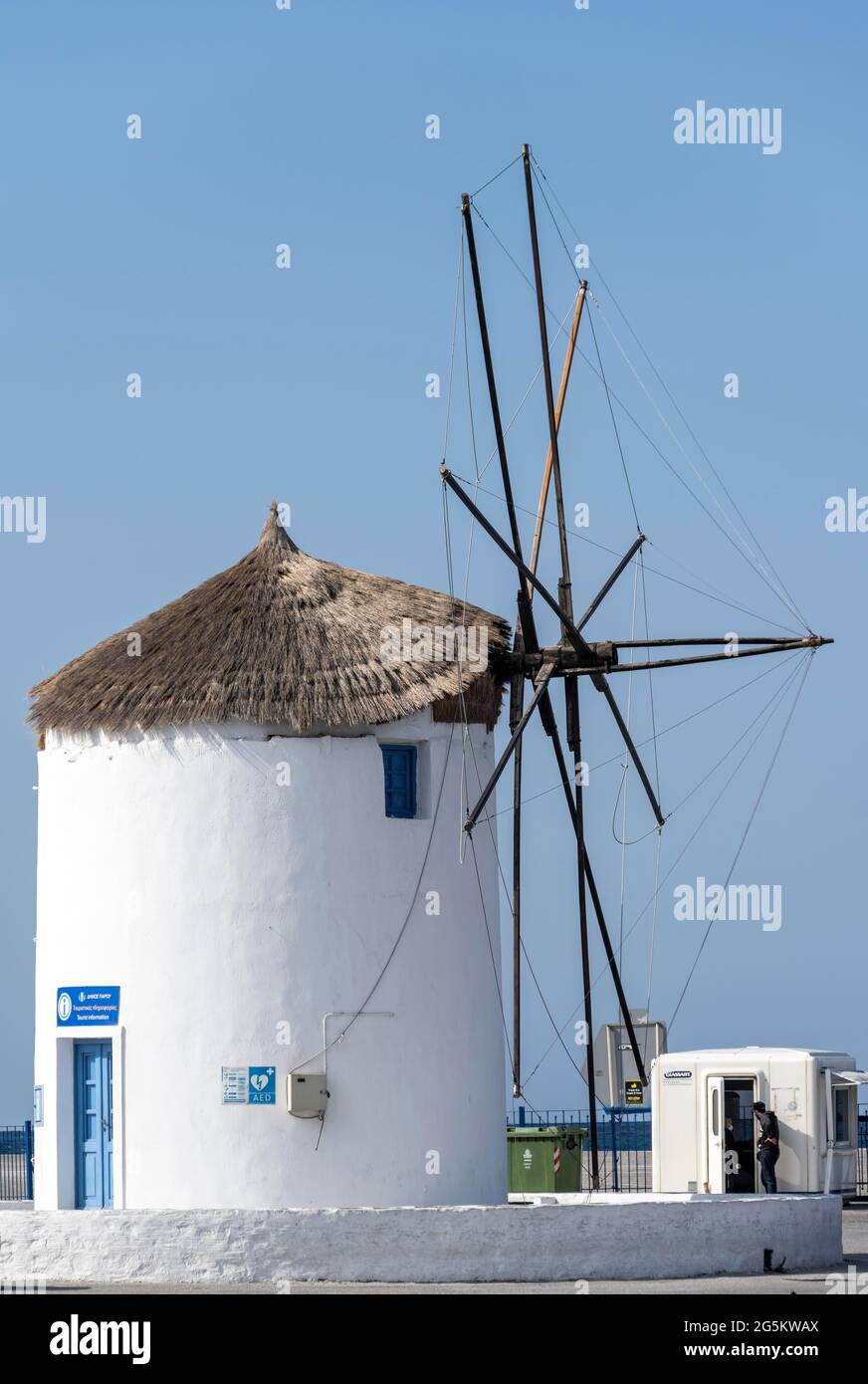 Greek white building hi-res stock photography and images - Alamy
