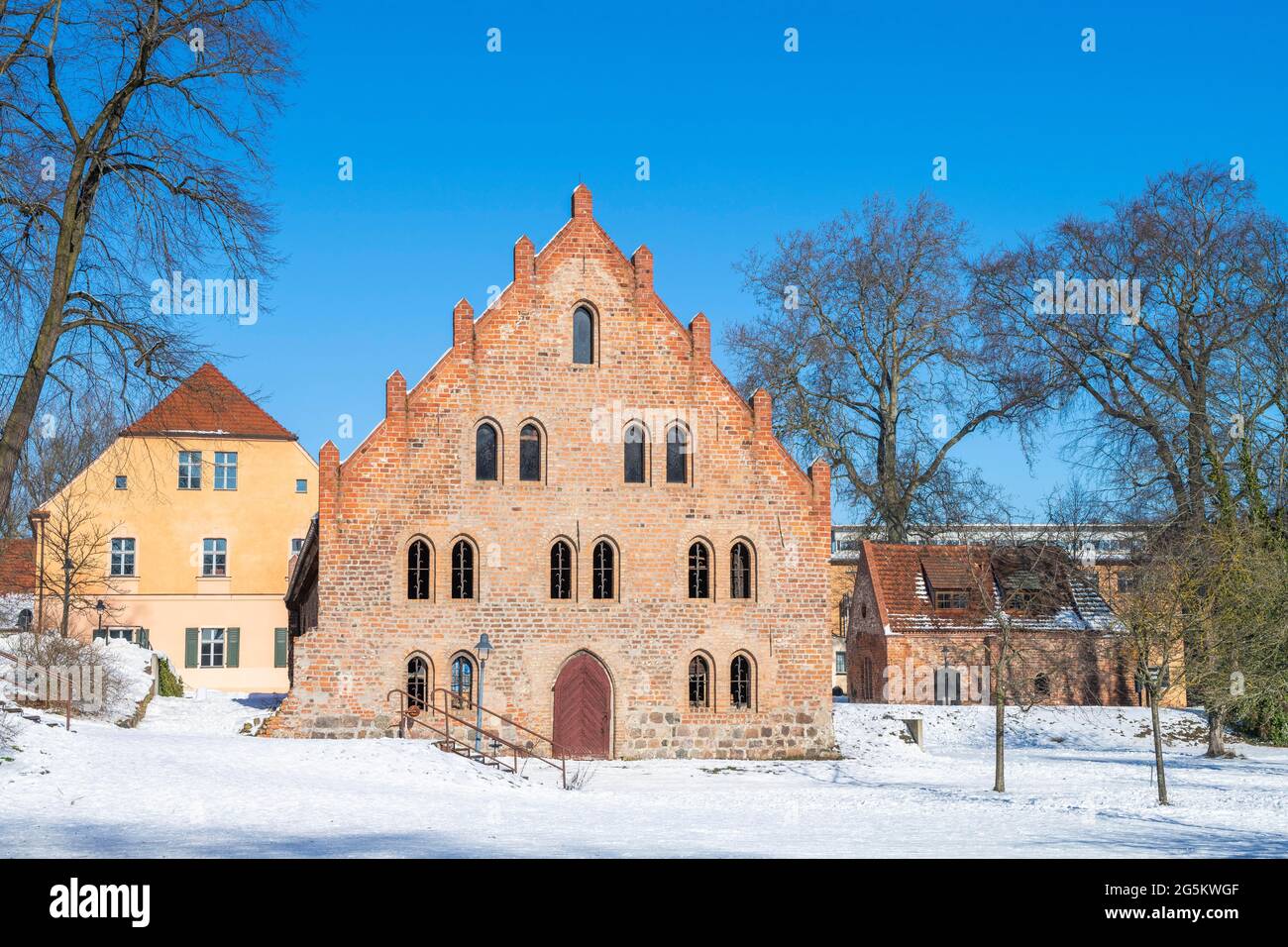 Official house, granary and gate chapel of Lehnin Monastery in winter, Lehnin Monastery, Potsdam-Mittelmark, Brandenburg, Germany, Europe Stock Photo