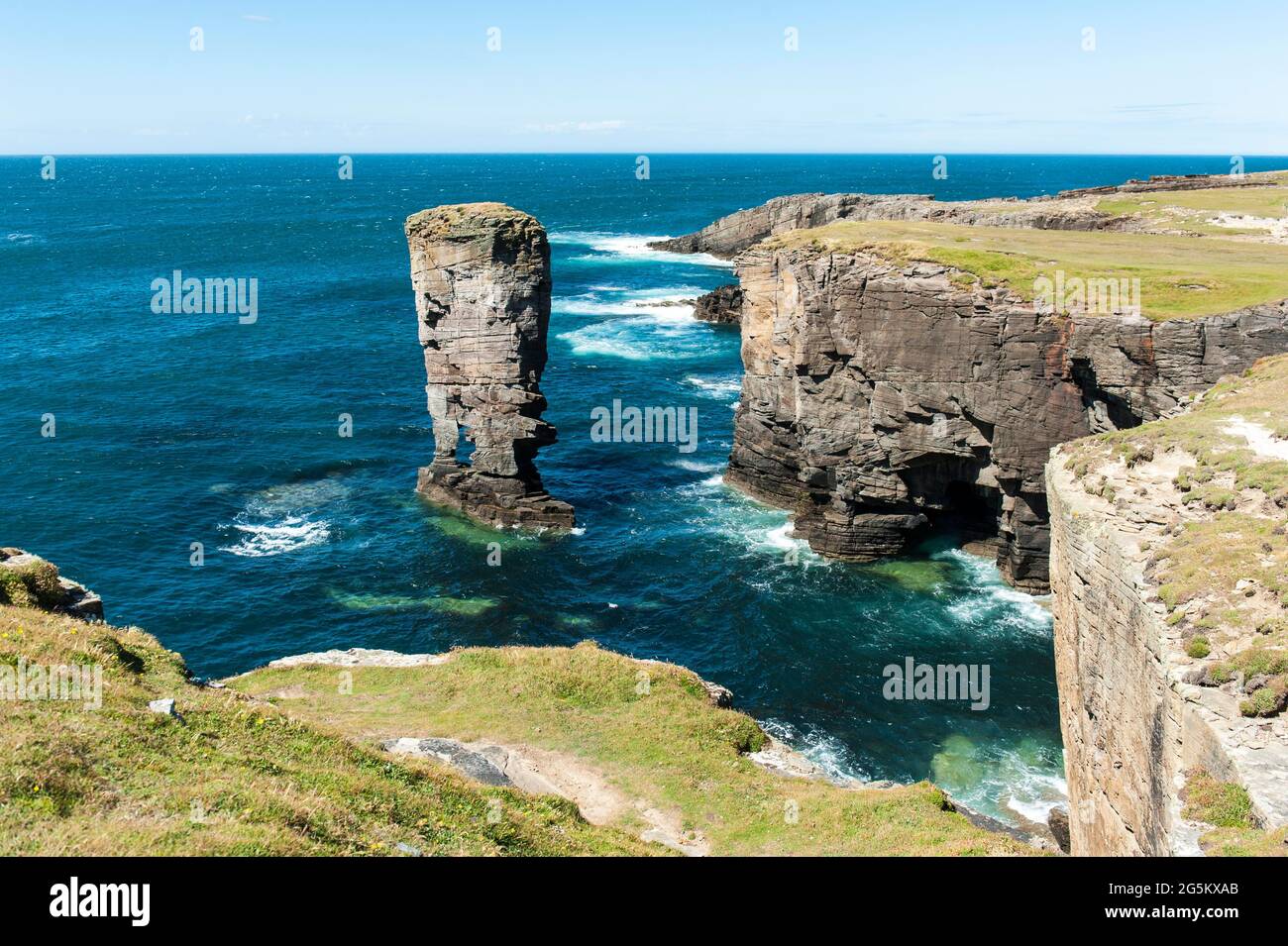 Rocky coast, rocky shore, wide sea, cliff, rocky outcrop, surf pier Yesnaby Castle Rock, Yesnaby, Mainland, Orkney Islands, Scotland, United Kingdom, Stock Photo