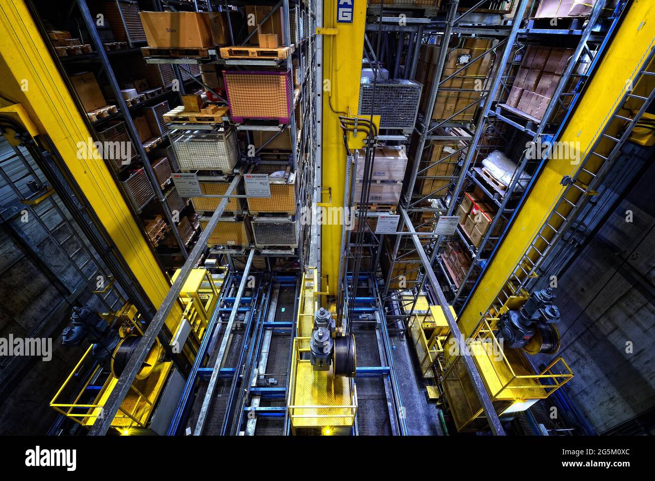 High bay warehouse, online trade, logistics, conveyor belt, industrial