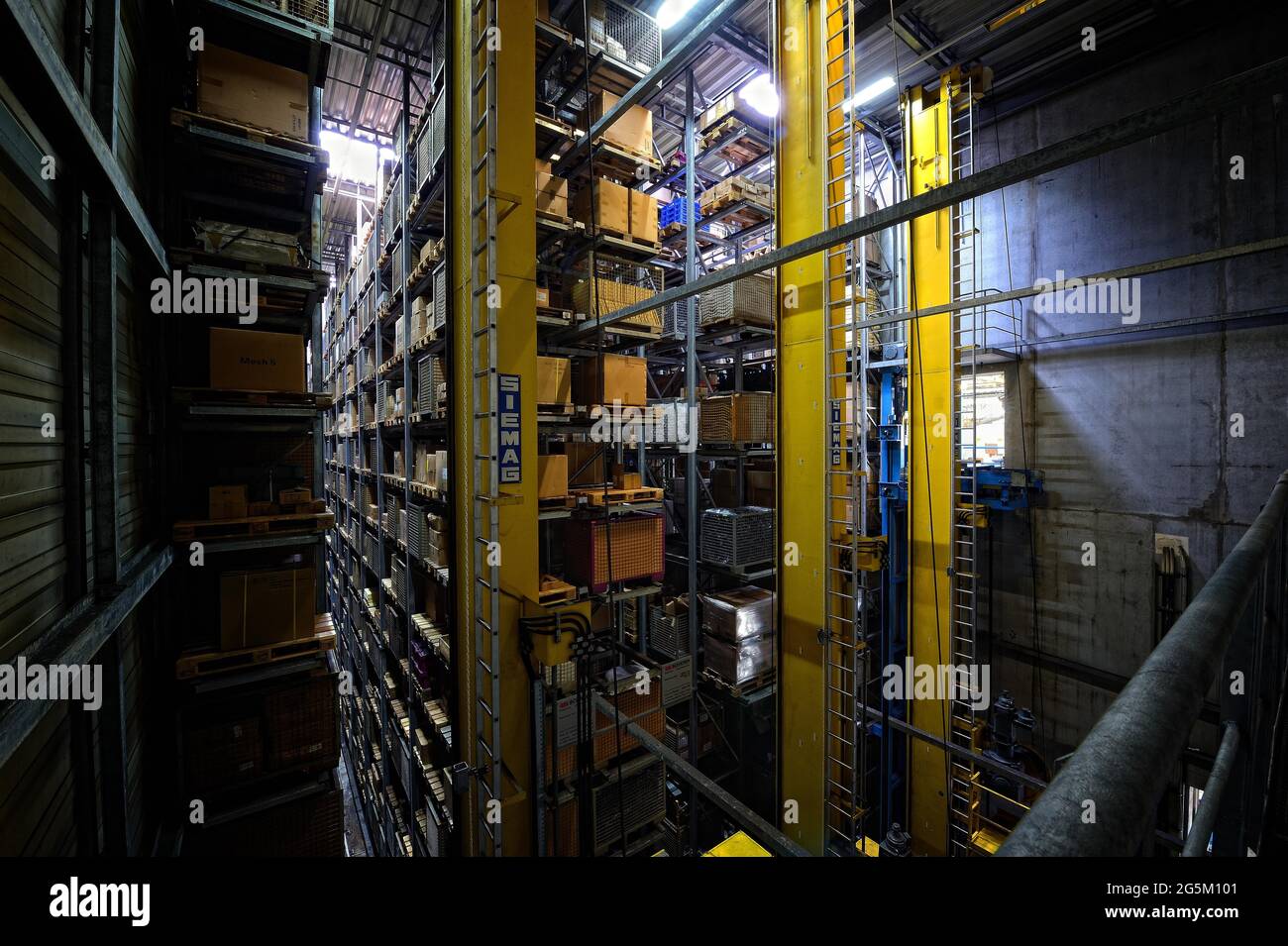 High bay warehouse, online trade, logistics, conveyor belt, industrial