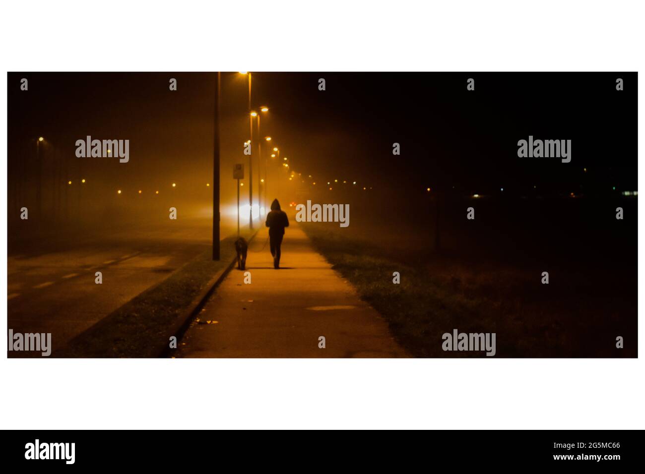 La ragazza nella nebbia Stock Photo - Alamy