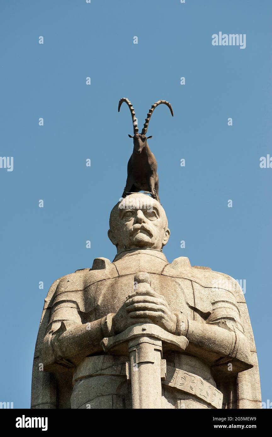 Weltgrößte Bismarck-Statue im alten Hamburger Elbpark. Auf dem Kopf als Kunst-Aktion ein Steinbock. Stock Photo