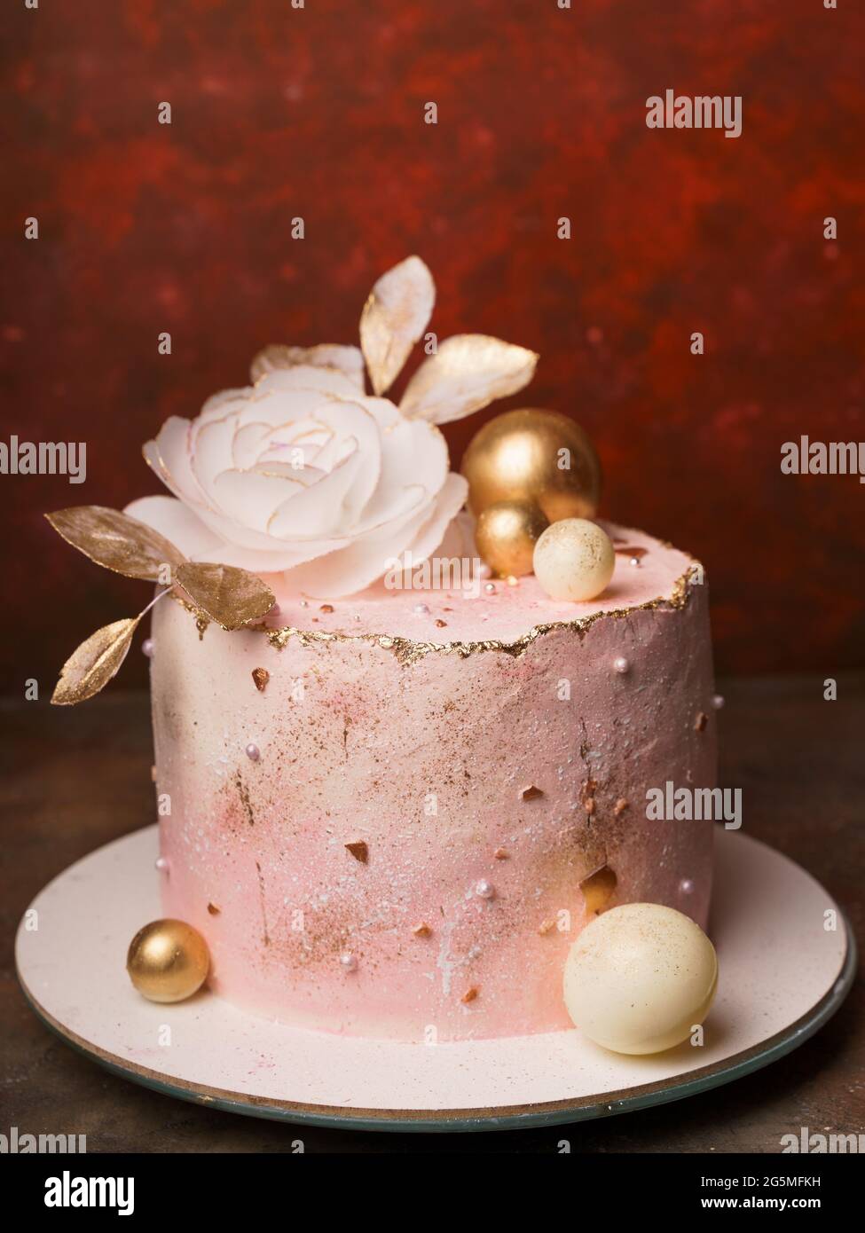 Cake wafer paper decorations hi-res stock photography and images - Alamy