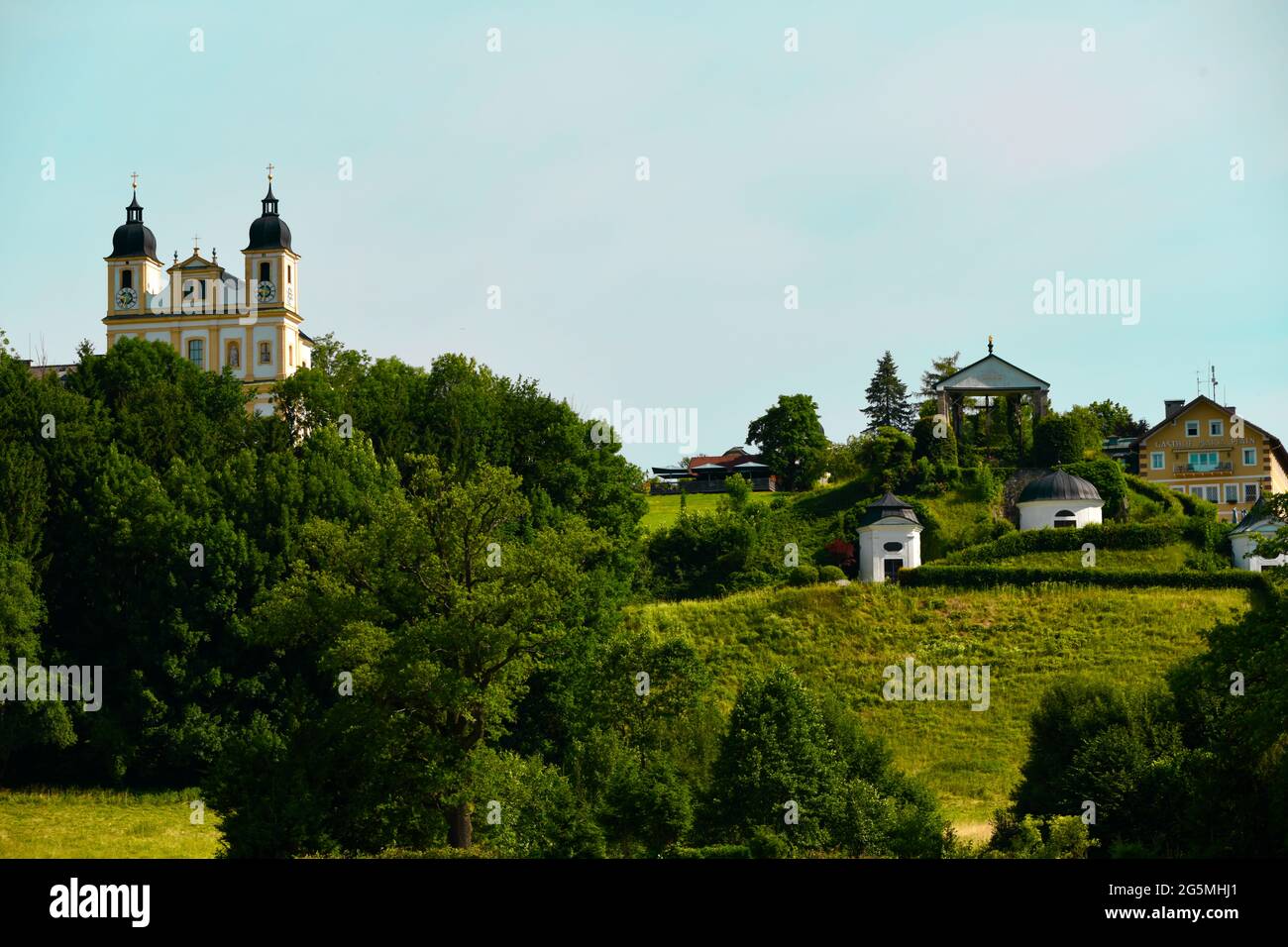 wunderschöne Wallfahrtskirche und hervorragendes Hotel und Gasthaus der Familie Mosshammer in Maria Plain in Salzburg, Österreich Stock Photo