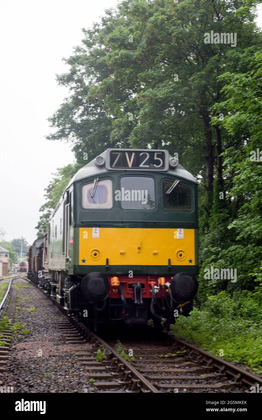 Class 25 Diesel Locomotive D7612 on the Watercress Line, Mid Hants Railway in Hampshire Stock Photo