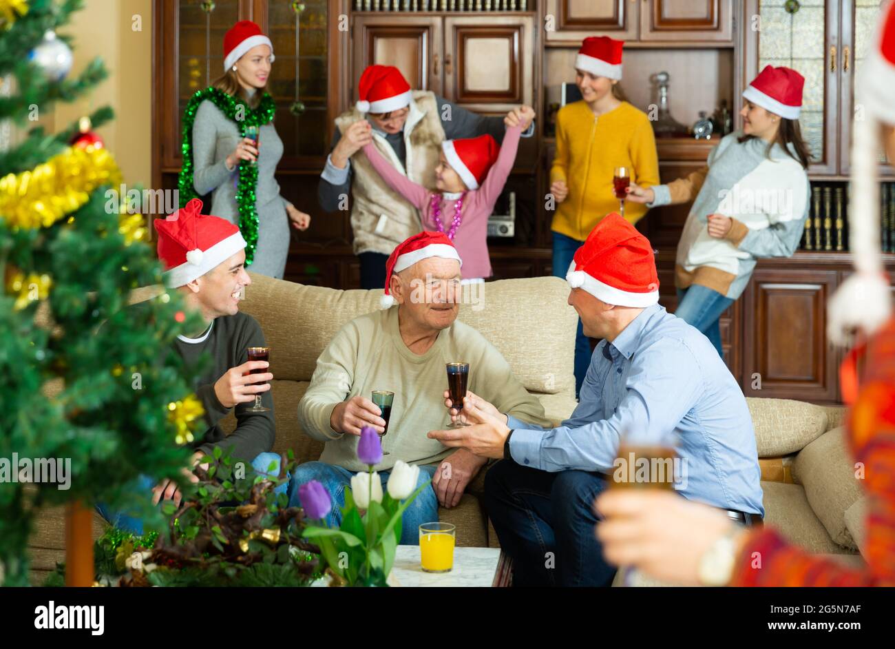 Family On Christmas Eve At Home Stock Photo Alamy family-on-christmas-eve-at-home-stock-photo-alamy