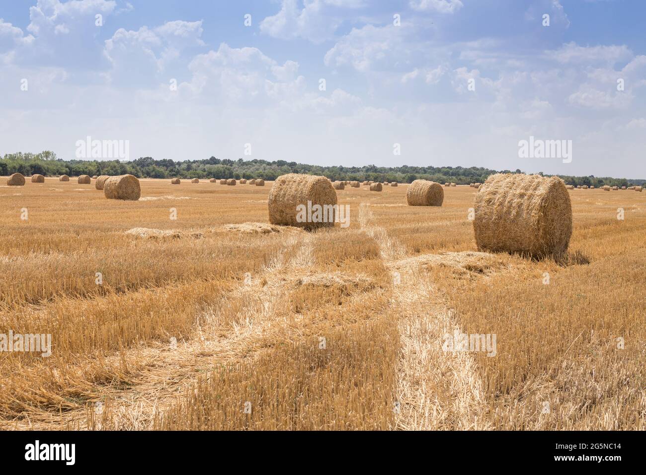 Straw bales tractor supply hires stock photography and images Alamy