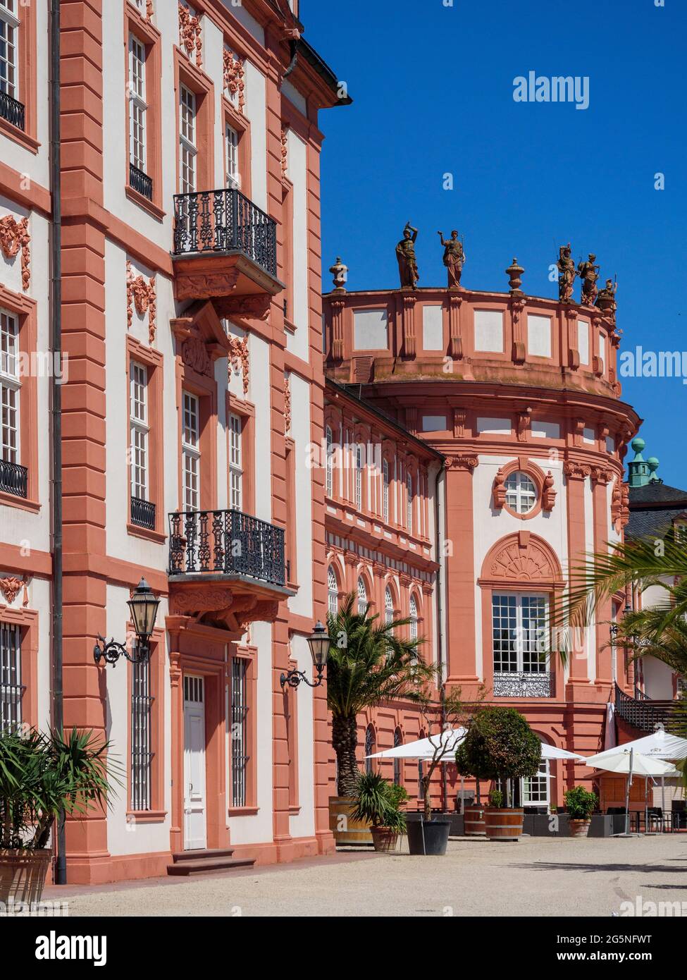 Biebrich castle and people hi-res stock photography and images - Alamy