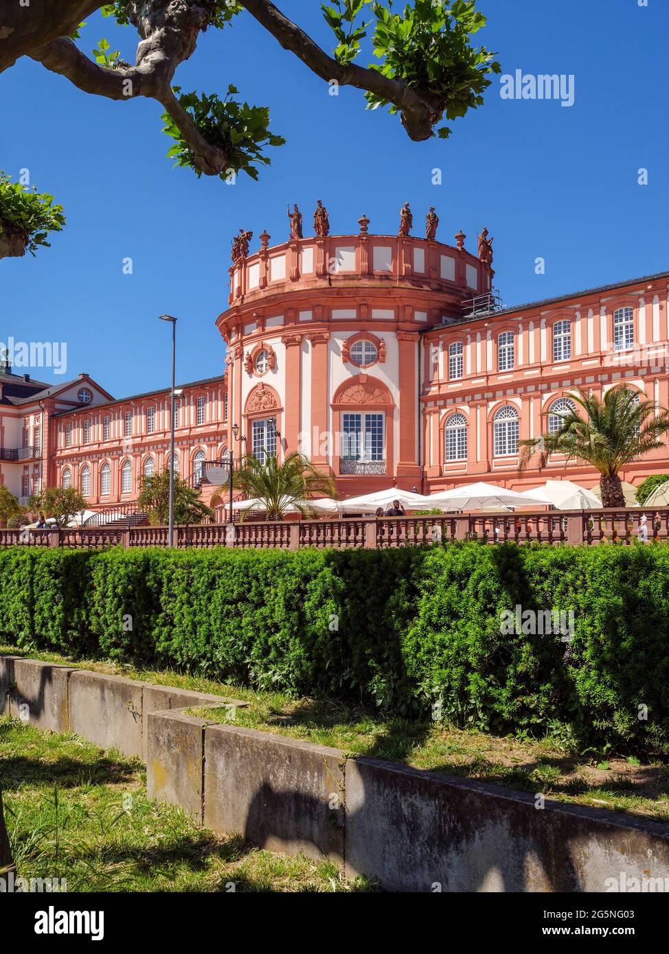 Biebrich castle and people hi-res stock photography and images - Alamy
