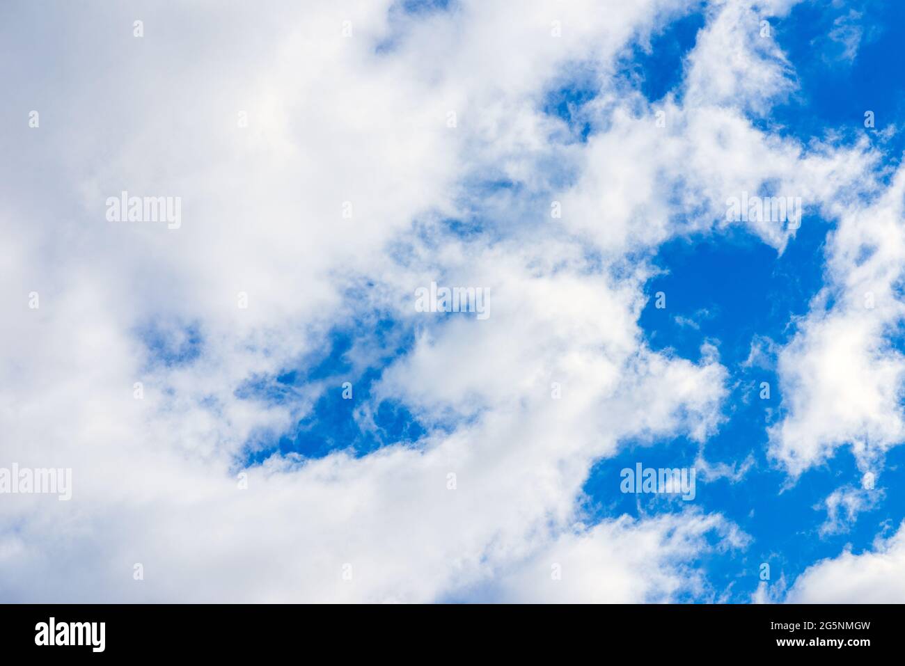 Dramatic blue sky with white cloud and clouds background Stock Photo ...