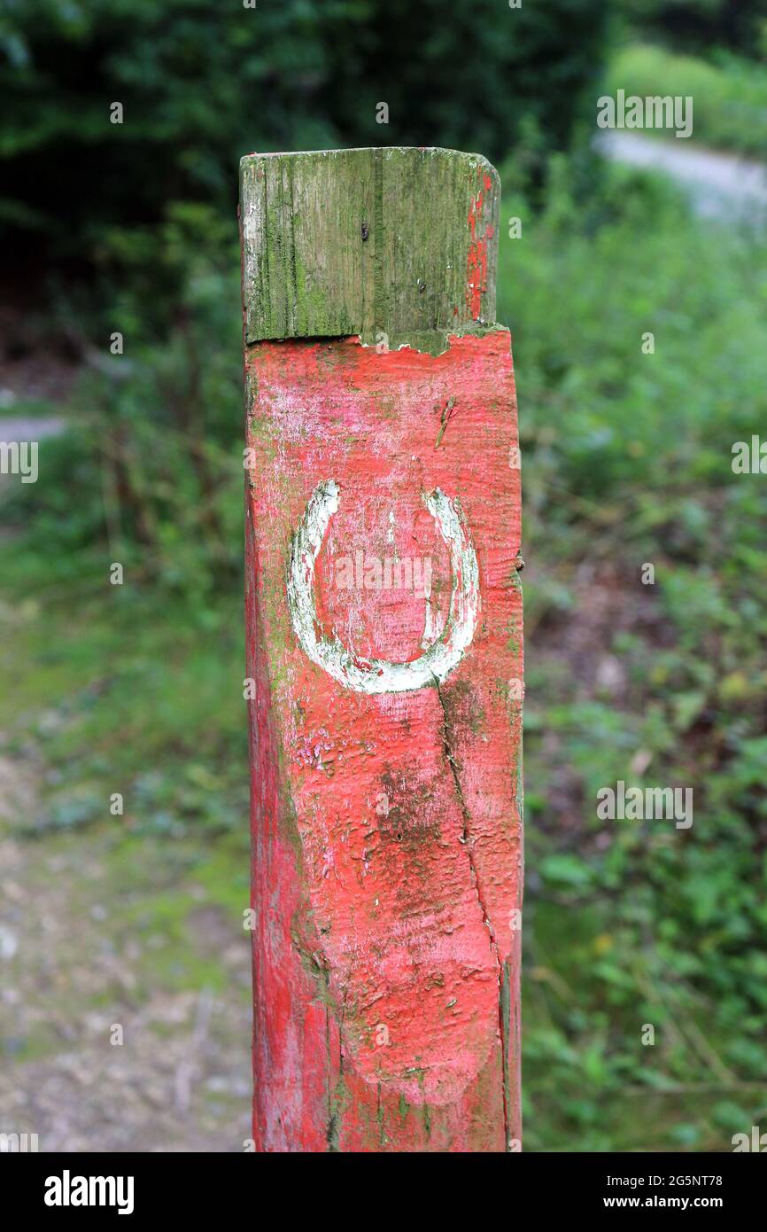 bridle path horseshoe symbol on a wooden post Stock Photo