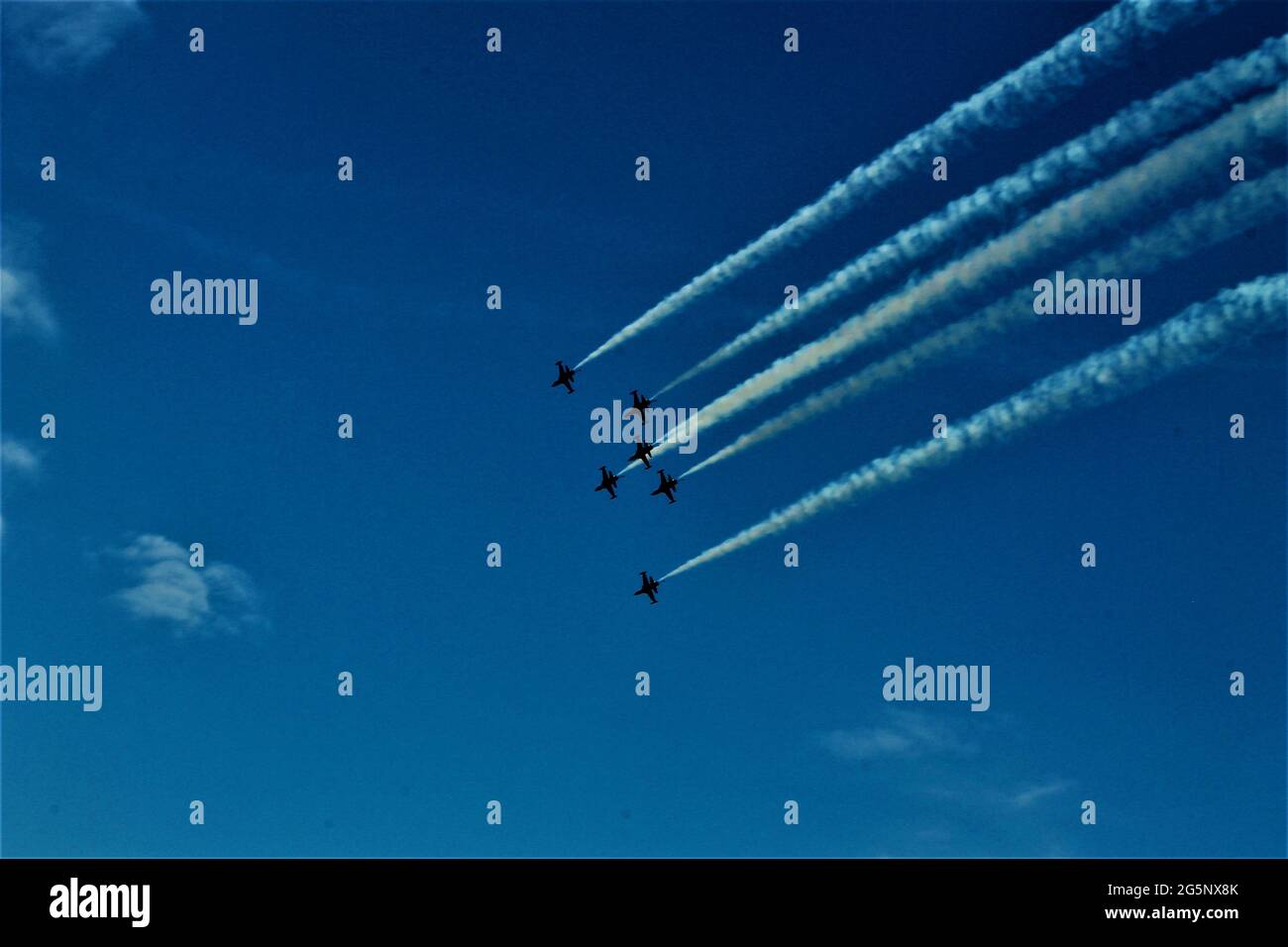 Aircraft exhaust fumes hires stock photography and images Alamy
