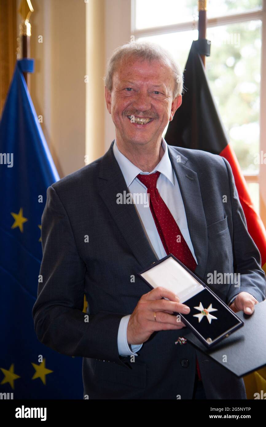 Duesseldorf, Deutschland. 28th June, 2021. Musician Prof. Andre SEBALD with the Order of Merit, Prime Minister Armin Laschet honors citizens of North Rhine-Westphalia for their exceptional commitment to society with the Order of Merit of the State, award of the Order of Merit of the State of North Rhine-Westphalia in Duesseldorf on June 28, 2021 ÃÂ ‚ Ã ‚ Credit: dpa/Alamy Live News Stock Photo