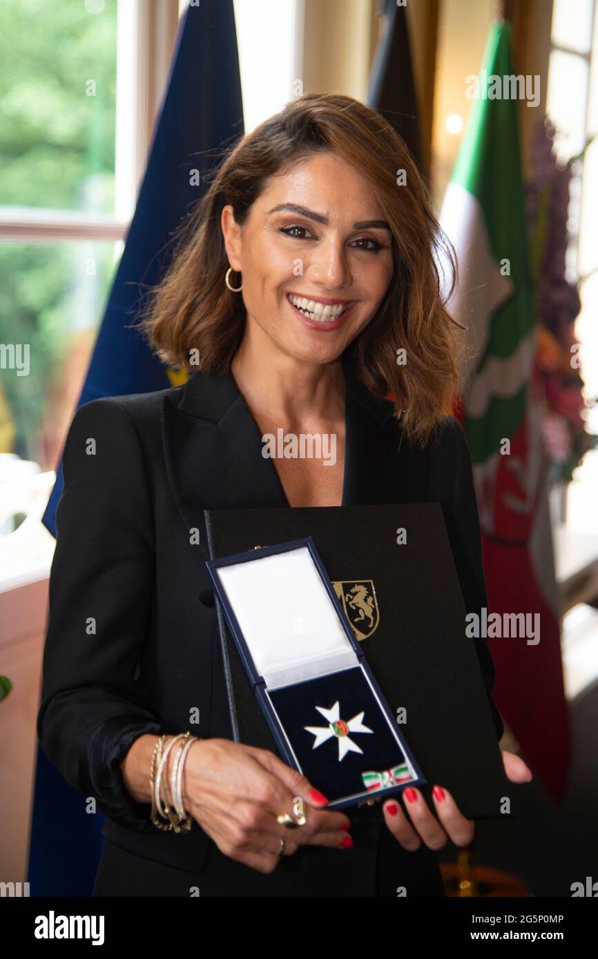 TV presenter Nazan ECKES, with the Order of Merit, Prime Minister Armin Laschet honors citizens of North Rhine-Westphalia for their exceptional commitment to society with the Order of Merit of the State, award of the Order of Merit of the State of North Rhine-Westphalia in Duesseldorf on June 28, 2021 å Stock Photo