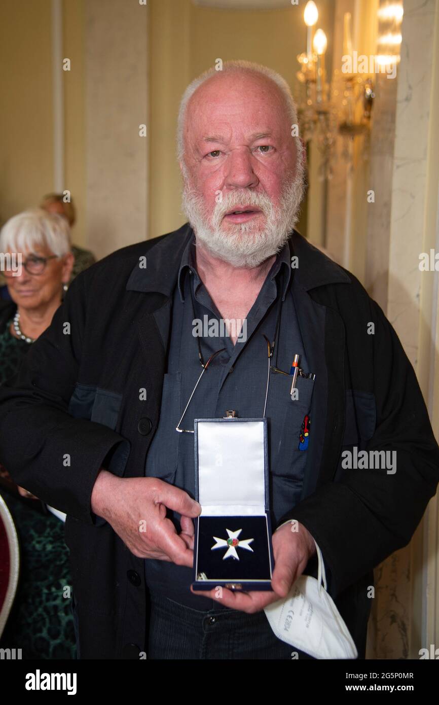 Prize winner Otmar ALT, artist, with the Order of Merit, Prime Minister Armin Laschet honors citizens of North Rhine-Westphalia for their exceptional commitment to society with the Order of Merit of the State, award of the Order of Merit of the State of North Rhine-Westphalia in Duesseldorf on June 28, 2021 å Stock Photo