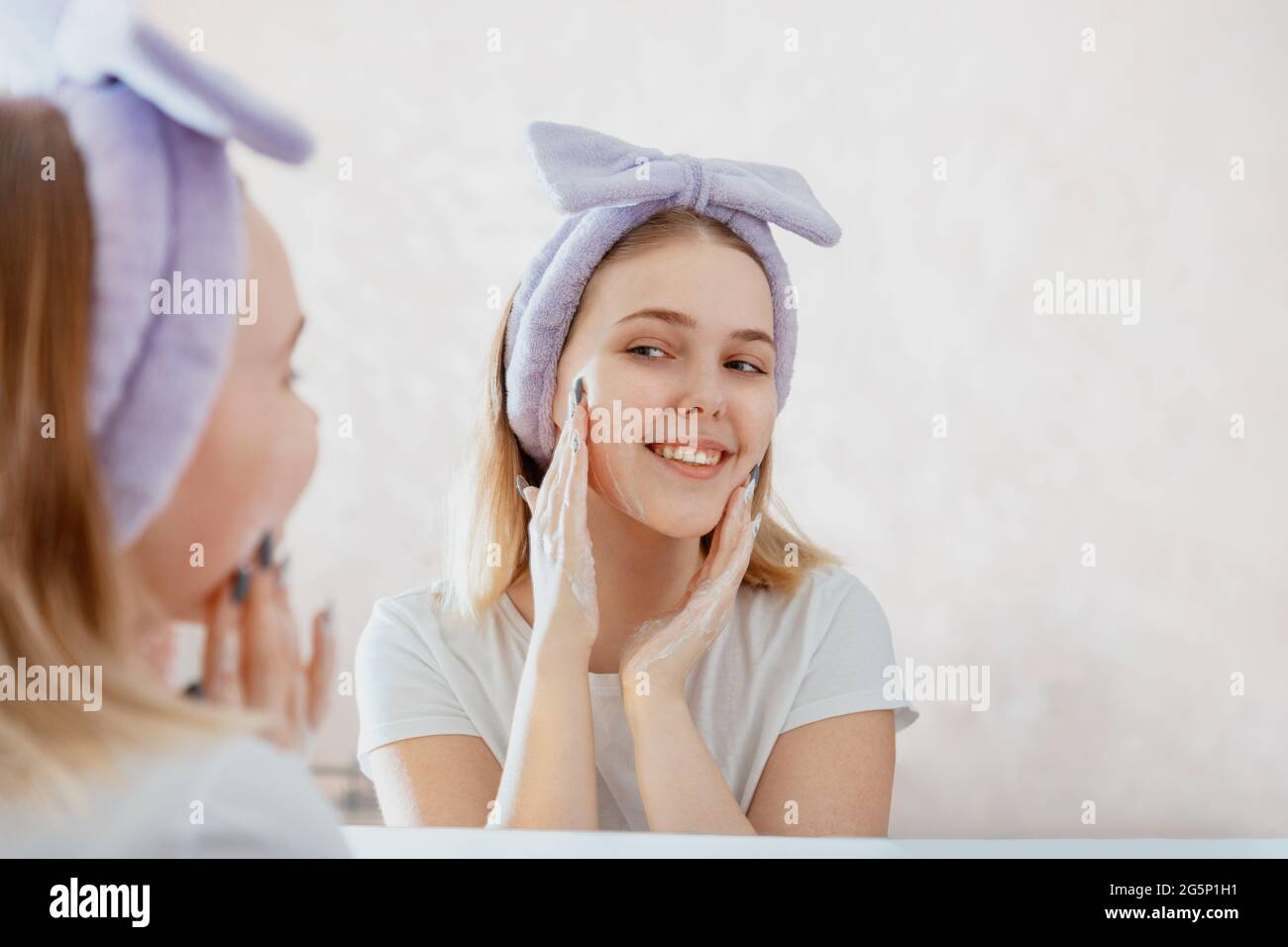 Teen washing his hair hires stock photography and images Alamy