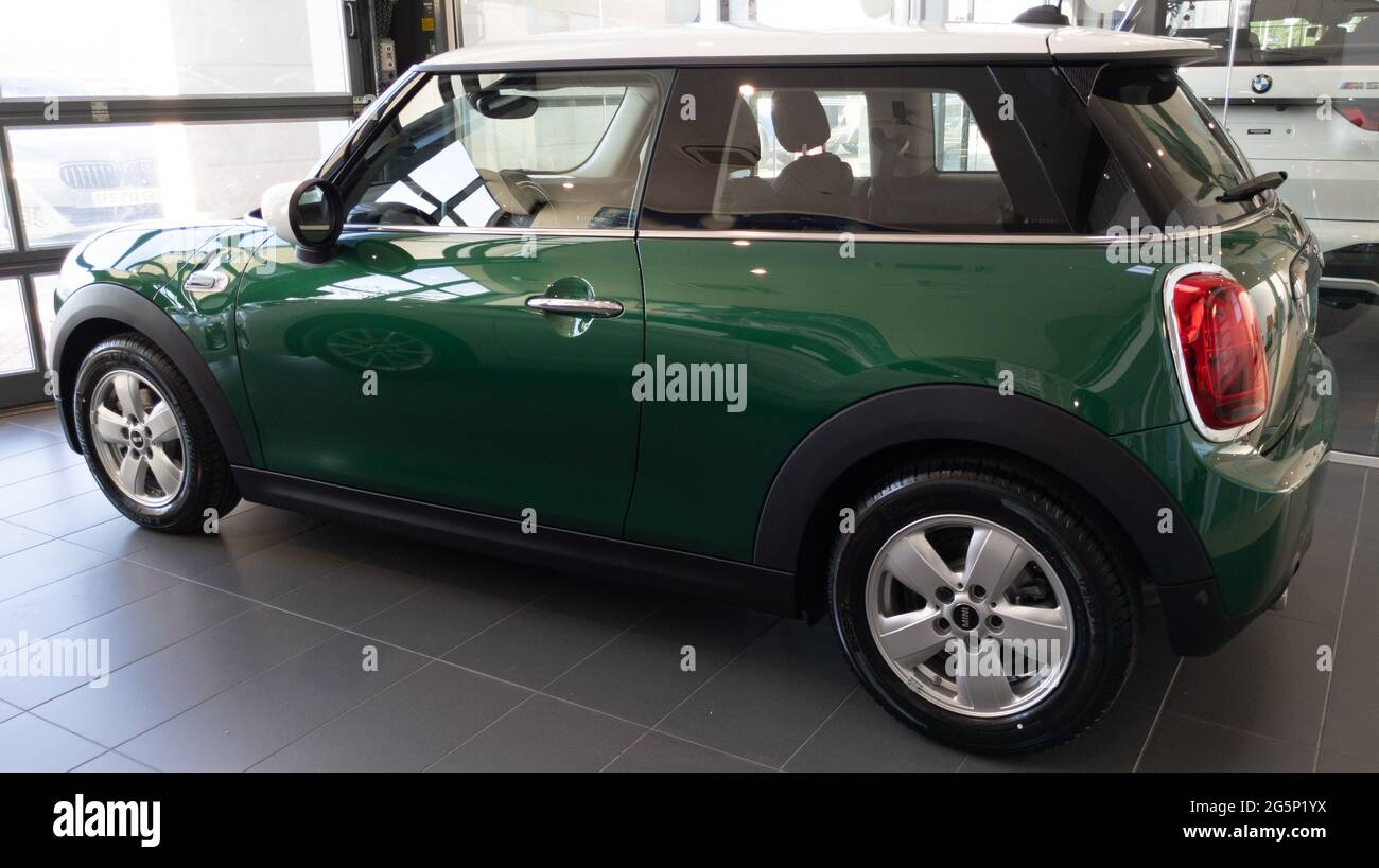 Bordeaux , Aquitaine France - 01 10 2021 : MINI green hatchback in showroom  vehicle dealership Stock Photo - Alamy