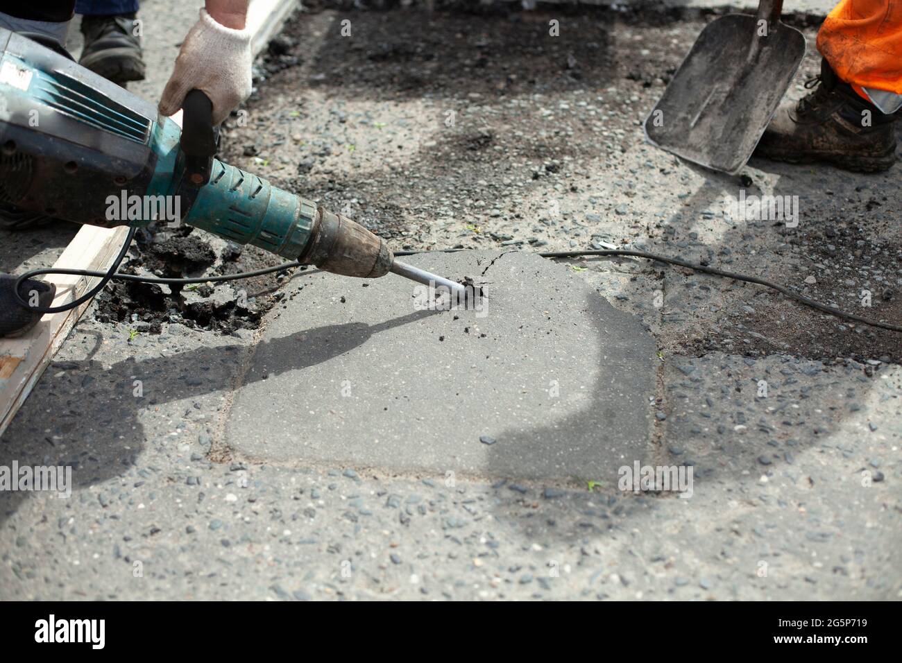 Reblocking He removes the asphalt with a jackhammer. Removing the asphalt layer ...