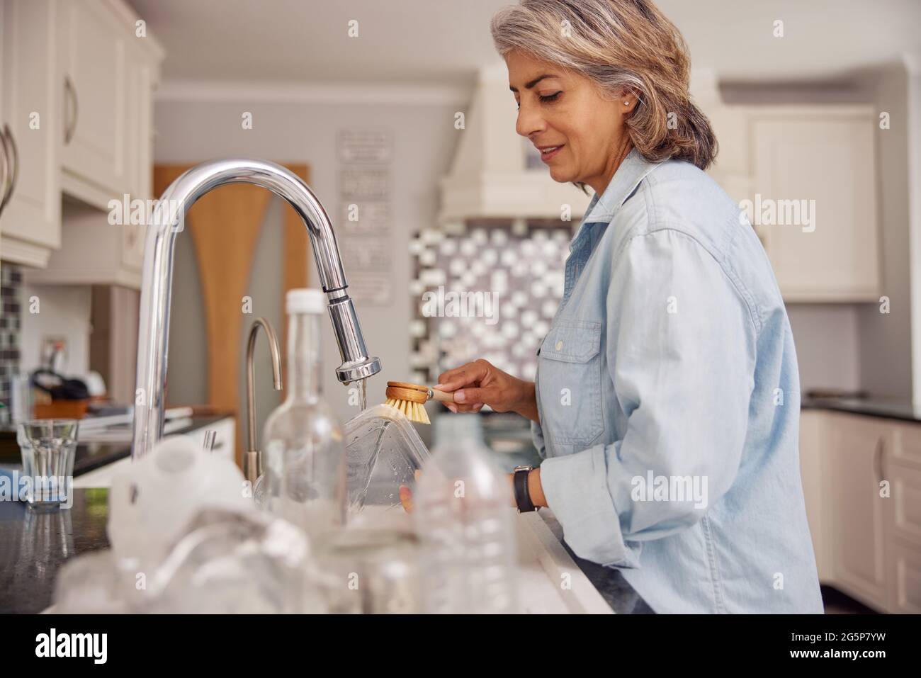 Women washing cooking utensils hi-res stock photography and images - Alamy