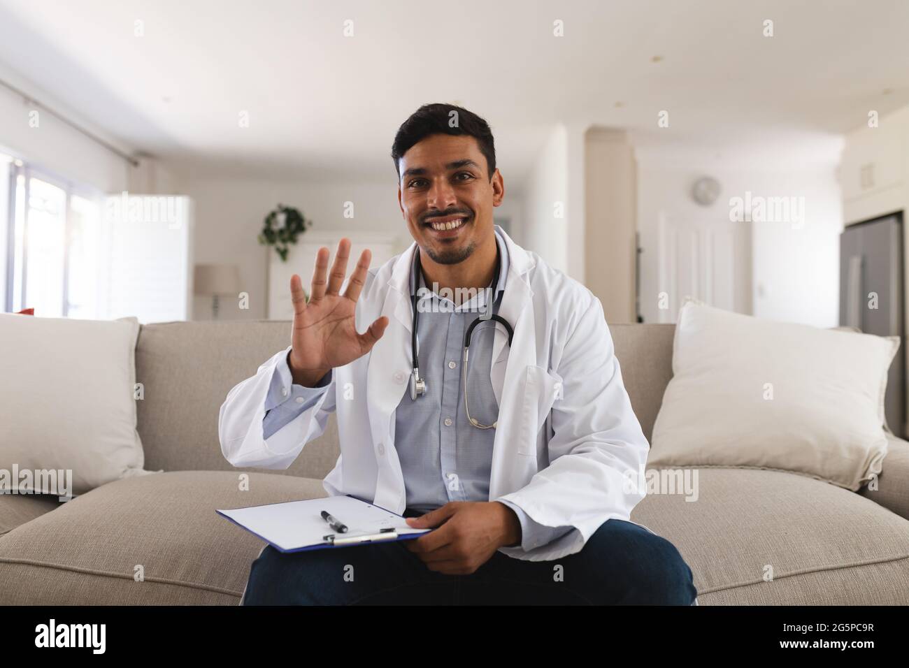 Doctor waving hi-res stock photography and images - Alamy