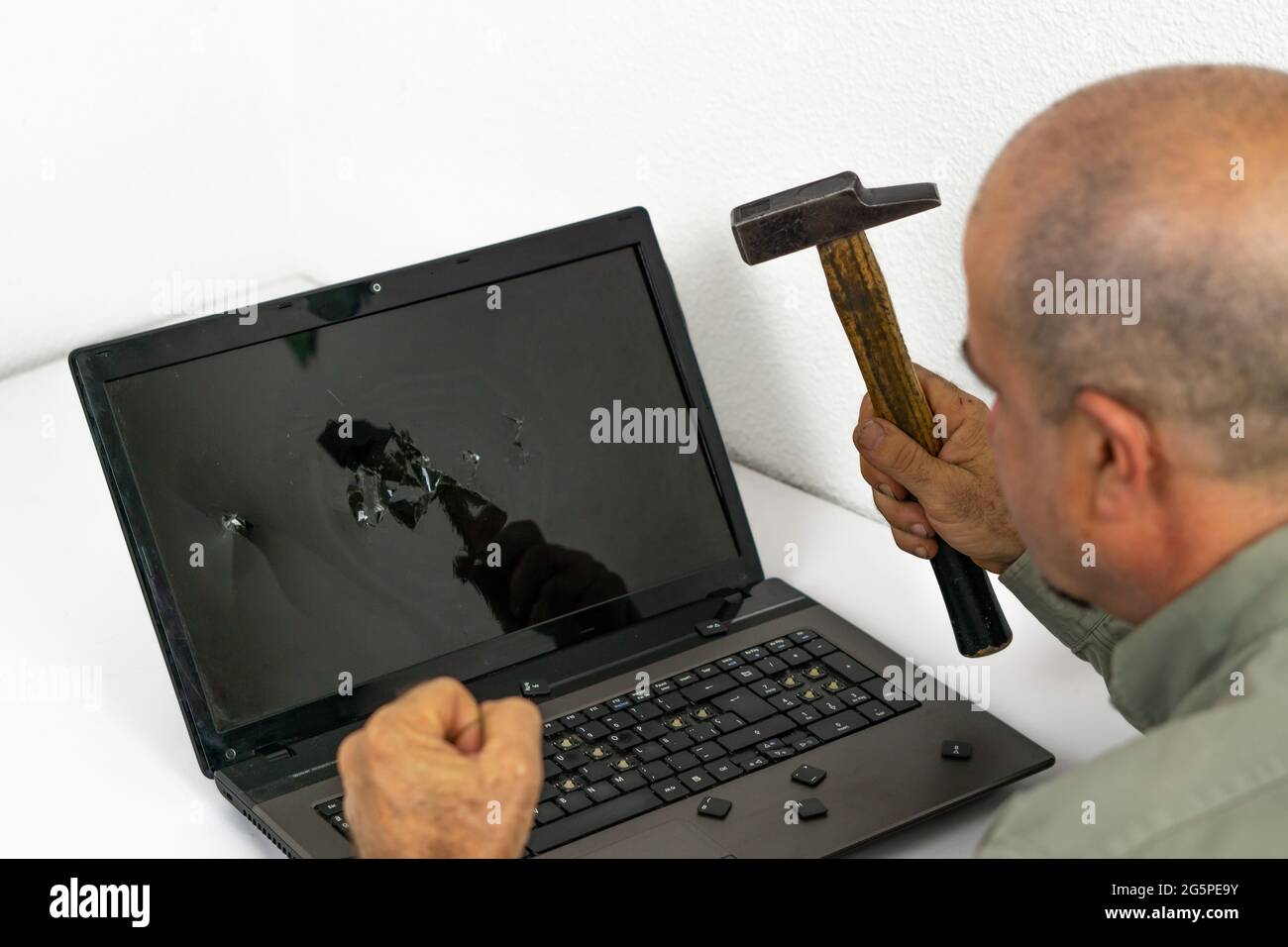 man breaking pc with hammer Stock Photo - Alamy