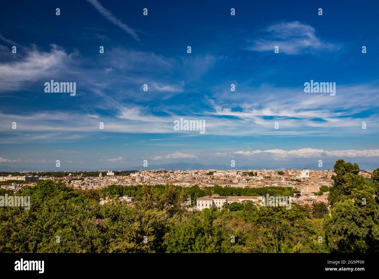 Roma, lazio, Italy - Il bellissimo panorama della città, visto dalla sommità del Gianicolo (Janiculum). La splendida vista degli edifici storici, dell Stock Photo