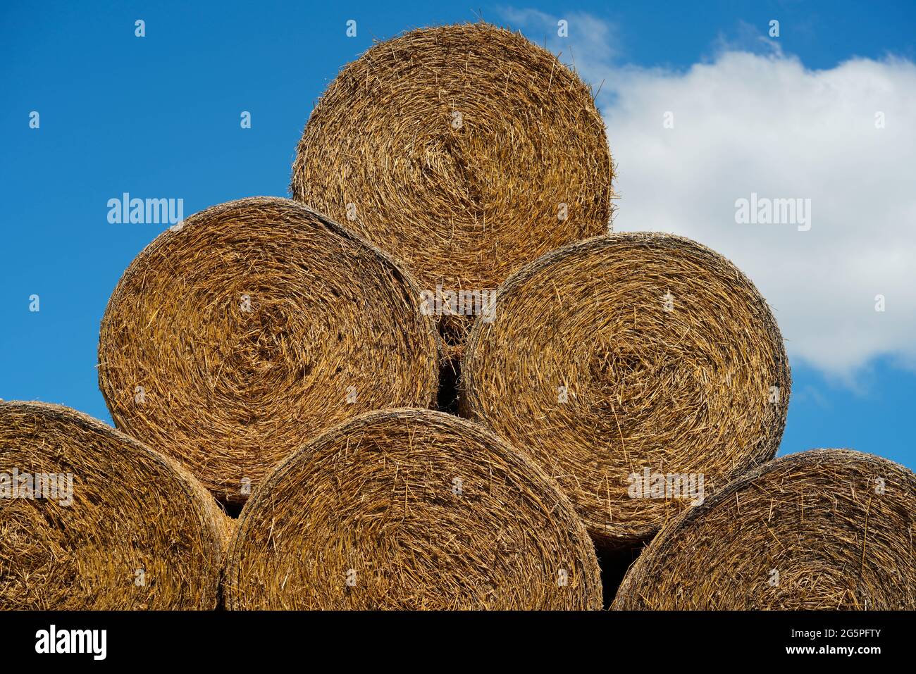 Triangular Haystack Geometric straw balls hi-res stock photography and images - Alamy