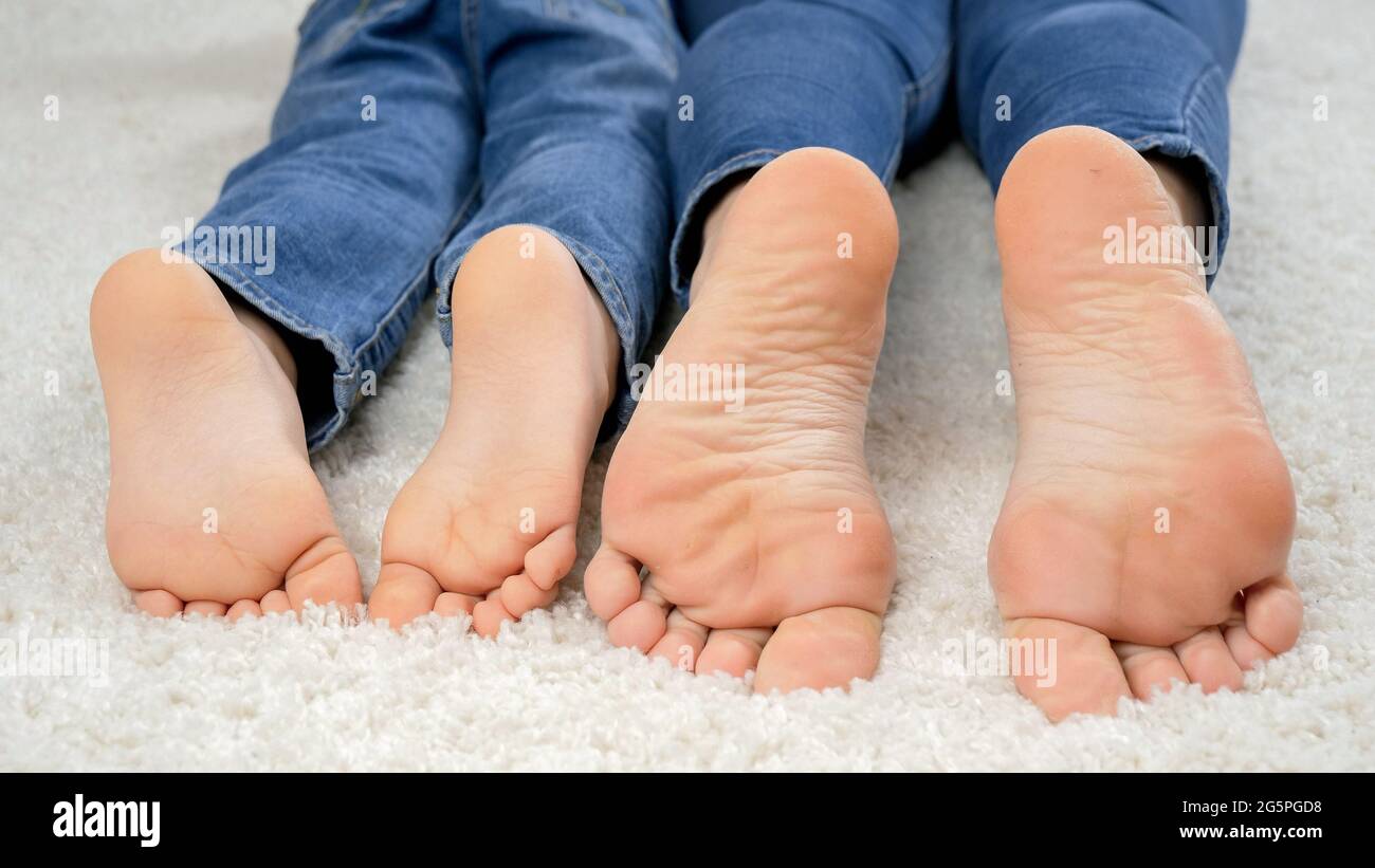 Family feet. Семья ноги. Ступни семьи. Фото семья стопы.