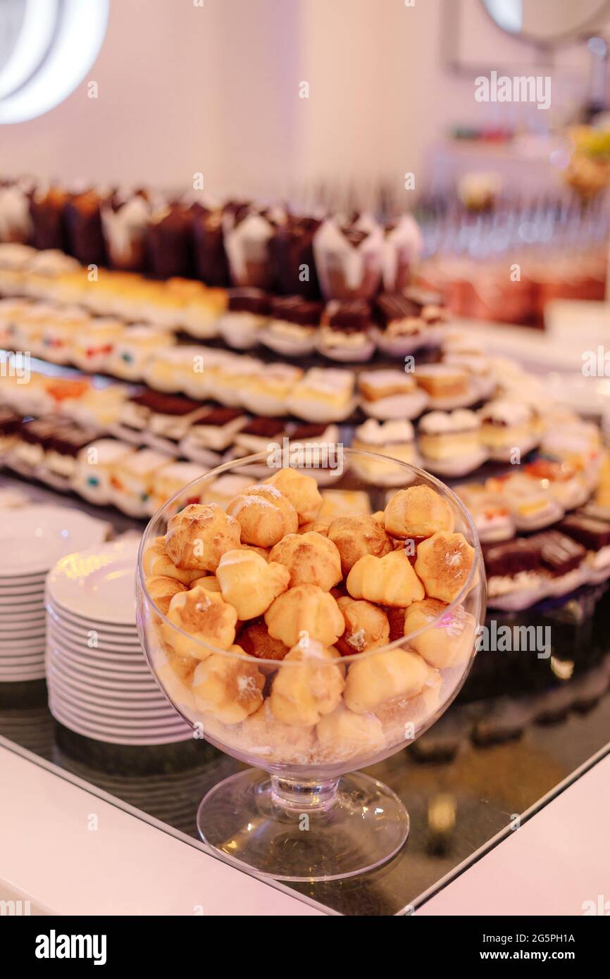 Various cakes stands hires stock photography and images Alamy