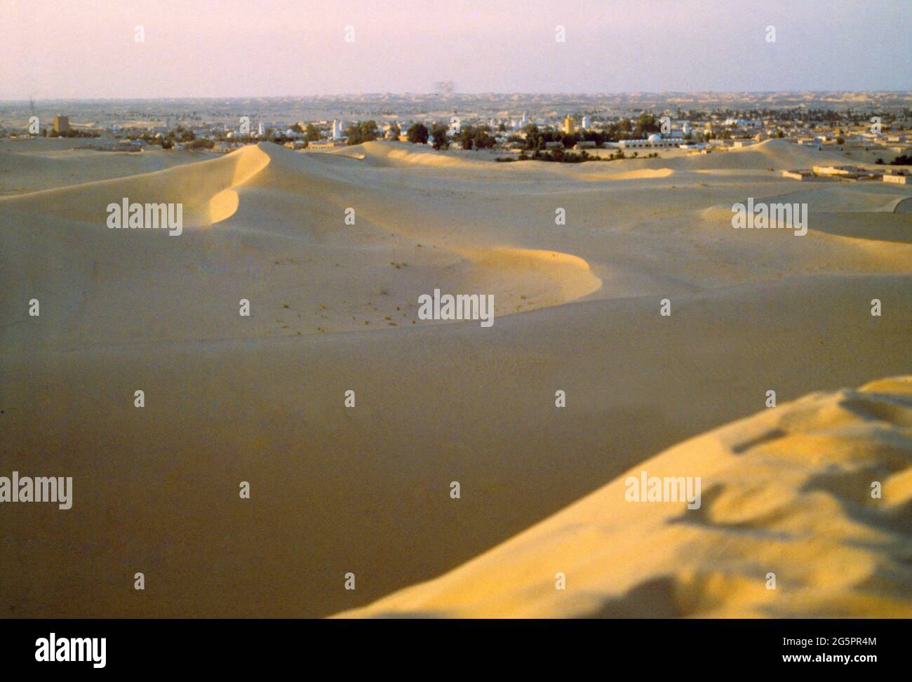 algeria-el-oued-city-surrounded-by-the-sand-dunes-of-sahara-grand-erg